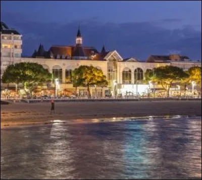 Habitants : 10 891
Devise : "Hier désert, aujourd'hui village, ville demain" 
Spécialité : huîtres 
A voir : la dune du Pilat 
A vu naître : Jacques Séverac 
Quelle est cette ville ?