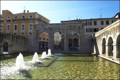 Habitants : 20 683
Devise : " Toujours Royale" 
Spécialité : la garbure 
A voir : musée de l'aviation légère 
A vu naître : Raphaël Ibañez
Quelle est cette ville ?