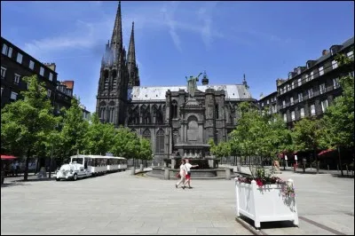 Habitants : 141 398 
Devise : " Ville la plus célèbre des Arvernes" 
Spécialité : Vulcania 
A voir : Puy du Pariou 
A vu naître : Lolo Ferrari 
Quelle est cette ville ?