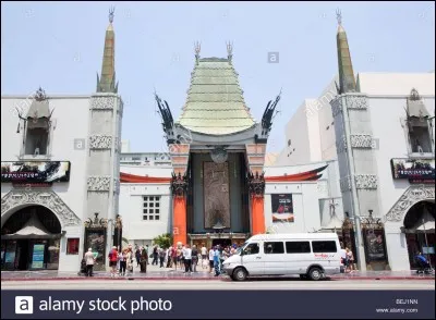 Quel est le nom de ce théâtre qui se trouve sur Hollywood Boulevard, devant lequel se trouvent les empreintes de mains d'acteurs célèbres ? (Très utile pour la police !)