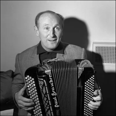 Bourvil nous chantait "Non je ne me souviens plus du petit bal...."