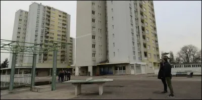 Dans quelle cité habite-il ?