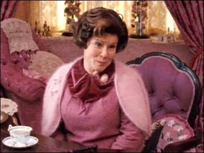 Dans Harry Potter et l'Ordre du phénix, quelle punition inflige Dolores Ombrage aux élèves en retenue ?