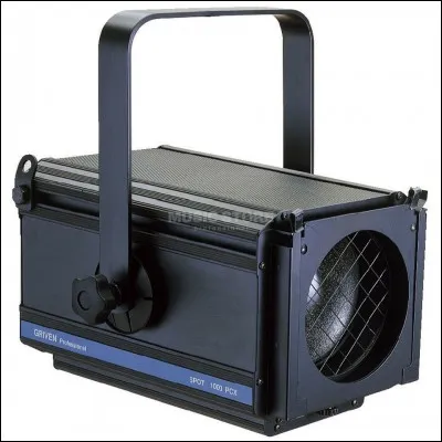 Toto passe son temps entre la salle de cin&eacute;ma et la salle paroissiale...dans ...