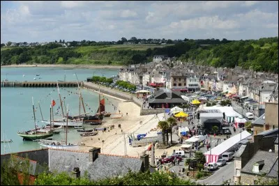 Habitants : 5 166. Blason : un bateau et des hu&icirc;tres. Sp&eacute;cialit&eacute; : les hu&icirc;tres creuses. A voir : la Pointe du Grouin. A vu na&icirc;tre : Olivier Roellinger.Quelle est cette ville ?