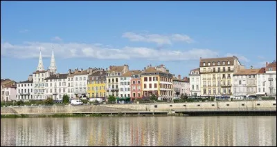 Habitants : 33 236.Blason : trois annelets d'argent.Sp&eacute;cialit&eacute; : fromage de ch&egrave;vre. A voir : le mus&eacute;e des Ursulines. A vu na&icirc;tre : Antoine Griezmann.Quelle est cette ville ?