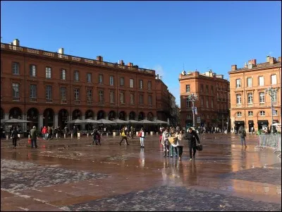 Habitants : 471 941. Devise : "(...) Ch&egrave;re &agrave; Palas". Sp&eacute;cialit&eacute; : la saucisse. A voir : la cit&eacute; de l'espace. A vu na&icirc;tre : Claude Nougaro. Quelle est cette ville ?