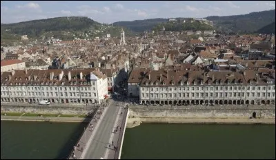 Habitants : 116 676.Devise : "Ob&eacute;issance est m&egrave;re du bonheur". Sp&eacute;cialit&eacute; : la truite au bleu. A voir : la Citadelle. A vu na&icirc;tre : Victor Hugo.Quelle est cette ville ?