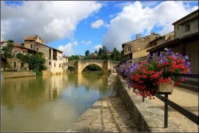Habitants : 33 988. Devise : "Si le Seigneur ne gardait pas la cit&eacute;, celui qui la garde veillerait en vain".Sp&eacute;cialit&eacute; : les pruneaux. A voir : cath&eacute;drale Saint-Caprais. A vu na&icirc;tre : Francis Cabrel. Quelle est cette ville ?
