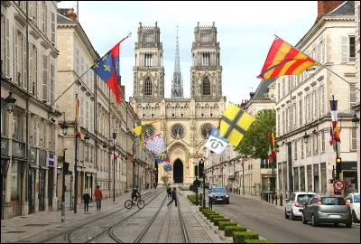 Habitants : 430 159.Devise : "Par ce c&oelig;ur les lys fleurissent". Sp&eacute;cialit&eacute; : le Cotignac. A voir : cath&eacute;drale Sainte-Croix. A vu na&icirc;tre : Ridsa. Quelle est cette ville ?
