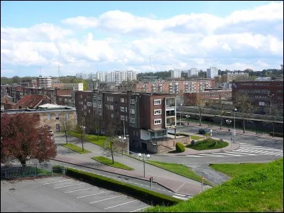 Habitants : 30 100.Blason : quatre Lions et un aigle. Sp&eacute;cialit&eacute; : la flamiche. A voir : les fortifications de Vauban. A vu na&icirc;tre : Benjamin Pavard. Quelle est cette ville ?
