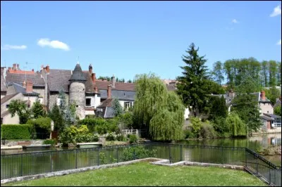 Habitants : 26 919.Devise : "Demande gu&egrave;re &agrave; autrui".Sp&eacute;cialit&eacute; : la galette aux pommes de terre.A voir : square Lucien Beaufr&egrave;re.A vu na&icirc;tre : Patrick Raynal.Quelle est cette ville ?
