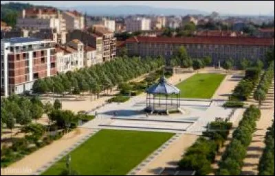 Habitants : 64 450.Devise : "Avec des griffes et un bec". Sp&eacute;cialit&eacute; : le Suisse. A voir : le parc Jouvet. A vu na&icirc;tre : S&eacute;bastien Chabal.Quelle est cette ville ?