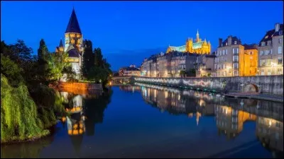Habitants : 117 492.Devise : "Si nous avons paix dedans, nous aurons paix dehors". Sp&eacute;cialit&eacute; : la quiche lorraine. A voir : Centre Pompidou. A vu na&icirc;tre : Paul Verlaine. Quelle est cette ville ?