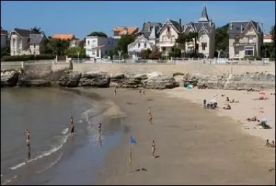 Habitants : 18 393. Devise : "Ne m'oubliez pas". Sp&eacute;cialit&eacute; : le melon. A voir : Planet Exotica.A vu na&icirc;tre : Charline Picon. Quelle est cette ville ?