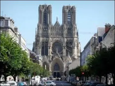 Habitants : 184 076. Devise : "Dieu en soit garde". Sp&eacute;cialit&eacute; : le biscuit rose. A voir : la cath&eacute;drale. A vu na&icirc;tre : Patrick Poivre d'Arvor. Quelle est cette ville ?