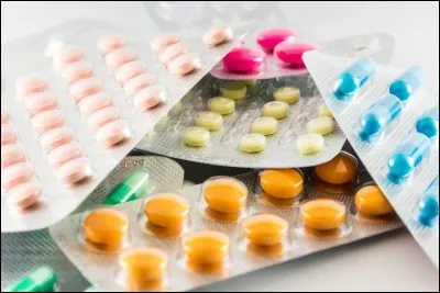 Une fois la phase III du développement clinique terminée, un laboratoire décide de donner son dossier d'AMM aux autorités compétentes. Cela va permettre au laboratoire de pouvoir commercialiser son médicament. 
Complétez la signification d'AMM : ''---------------- de mise sur le marché'' .