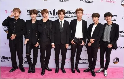 Combien de fois le groupe BTS a-t-il été artiste de l'année aux Billboard Music Awards ?
