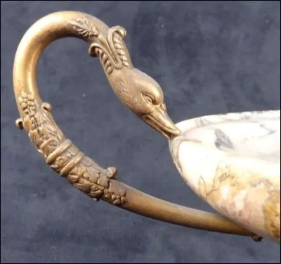 À qui appartient le cygne de marbre ?