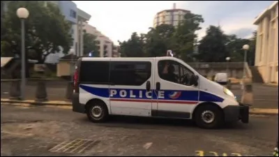 Dans combien de communes de La Réunion la police nationale est-elle installée ?