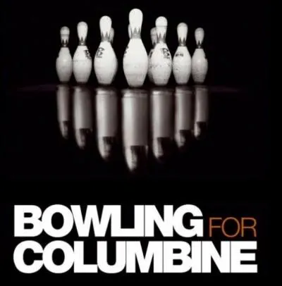 Quel est le sujet principal du documentaire de Michael Moore 'Bowling for Columbine' ?