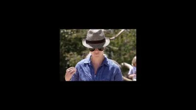 Alain Delon et Jean-Paul Belmondo portent le chapeau dans...