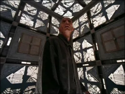 Dans le film 'Cube', des personnages essayent de sortir d'un cube gant, vritable labyrinthe mortel. Qui a construit ce cube ?