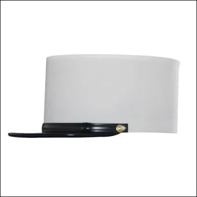 Quel corps de l'Armée française défile avec un képi blanc ?