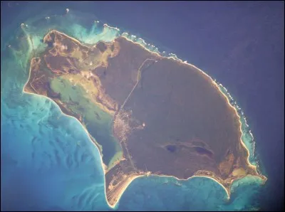 Moins visitée que beaucoup de ses voisines des Caraïbes, quelle est cette île Sous-le-Vent peuplée par les Codrington en 1685 ?
