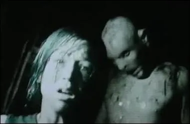 Combien de filles descendent dans la grotte dans l'excellent film 'The Descent' ?