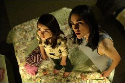 Dans quoi est morte noye la petite fille qui hante Jennifer Connelly dans 'Dark Water' ?