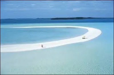 Cet archipel occupe environ 700 îles et îlots au nord de la Mer des Caraïbes - La capitale est située sur l'île de New Providence - Un paradis fiscal réputé pour ses banques offshore - La devise nationale du pays est « Forward, Upward, Onward Together » (Maintenir, Croire et Progresser Ensemble)