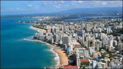 Le lac hypersalé Enriquillo, à 44 mètres au-dessous du niveau de la mer, le point le plus bas du pays et des Caraïbes - L'économie du pays est principalement dépendante du tourisme - La langue officielle du pays est l'espagnol - La ville de Puerto Plata