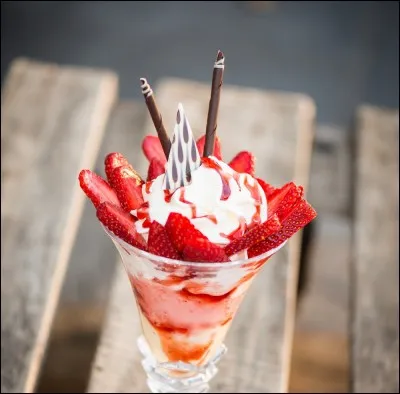 On peut voir une bonne glace fraise melba sur cette photo.