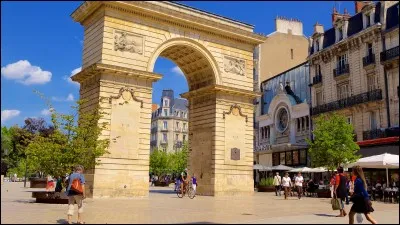 La place Dracy &agrave; Dijon fut construite au 18e si&egrave;cle.