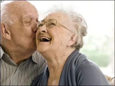 On peut voir un vieux couple qui s'aime.