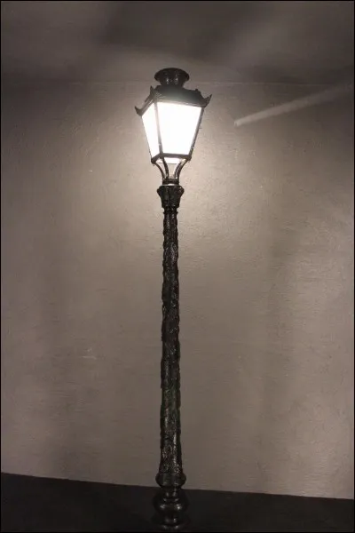 Une lampadaire s'allume pendant toute la journ&eacute;e.