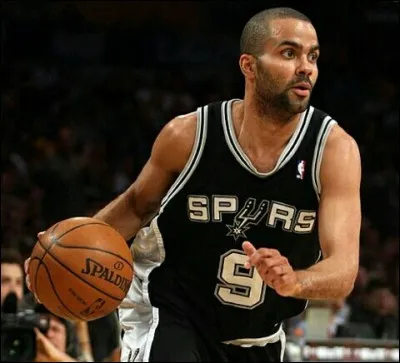 Où a signé Tony Parker ?