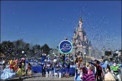 Quel est le jour du lancement des festivités du 25e anniversaire de Disneyland Paris ?