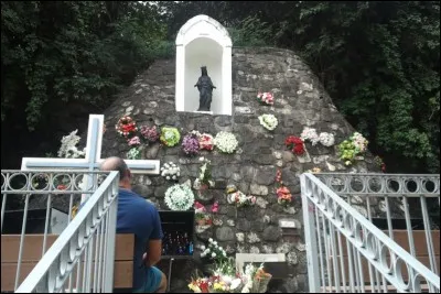 Dans quel quartier de Sainte-Marie se trouve la Vierge Noire ?