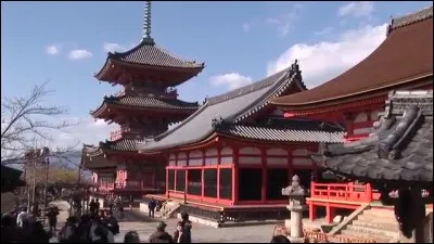 Dans quelle ville japonaise peut-on voir le temple Kiyomizu ?