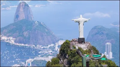 Quel sommet le Christ rédempteur de Rio de Janeiro surplombe-t-il ?