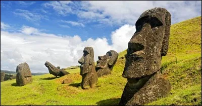 À quel pays appartient l'île de Pâques où on peut voir les statues de maoïs ?
