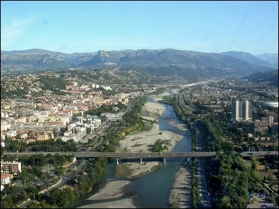 Quelle est la longueur du Var, un fleuve c&ocirc;tier qui passe par Nice ?