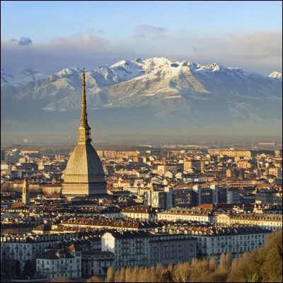 &Agrave; combien de kilom&egrave;tres de Turin, en Italie, la ville de Nice se trouve-t-elle ?