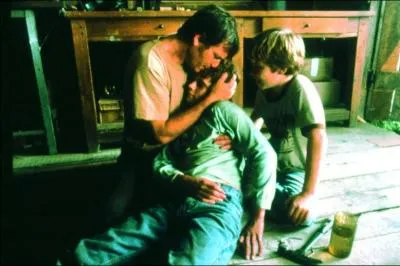 Qui r�alise et joue dans le film d'horreur 'Emprise' en 2001 ?