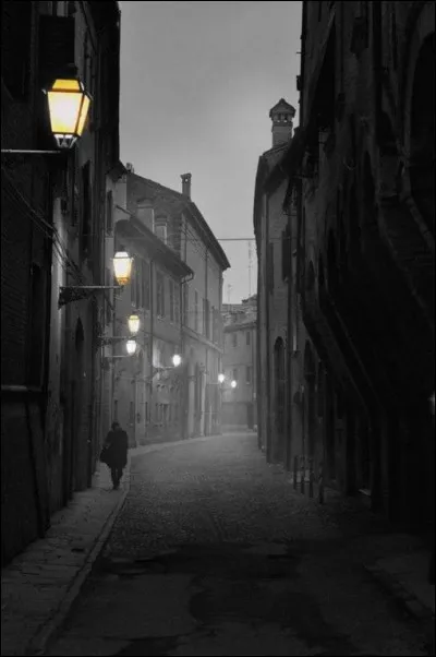 À qui sont les paroles "Rue déserte, dernière cigarette, plus rien ne bouge" ?