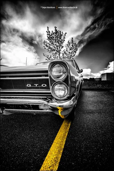 Il chantait "Sur le siège avant le chauffeur buvait de la bière en regardant l'heure" sur la route...