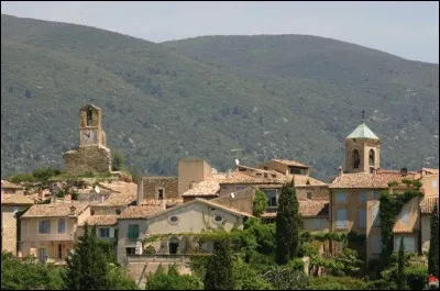C'est le village aux trois clochers, un château et des oliviers. Un charme authentique dans le Luberon.
