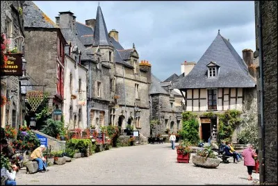 Bâtisses en granit et maisons à colombages alternent dans ce village situé sur un éperon rocheux au milieu des terres bretonnes.